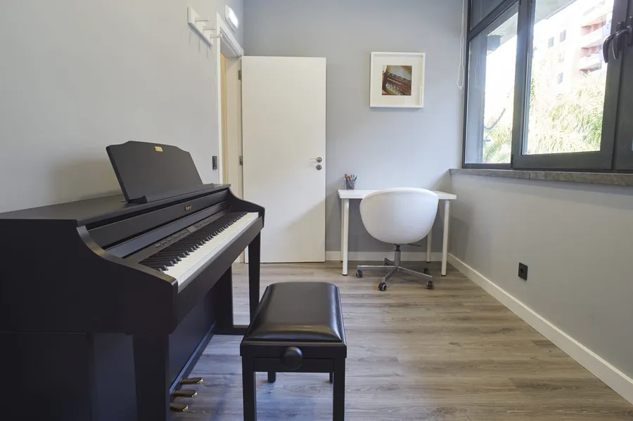 Sala de aula com piano e bateria