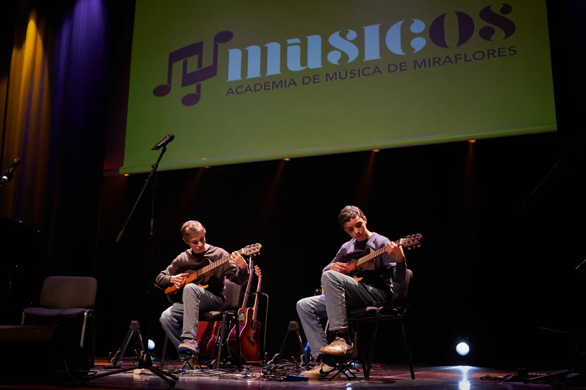 Palco do Recital de Natal de 2024 com o logótipo d'Os Músicos