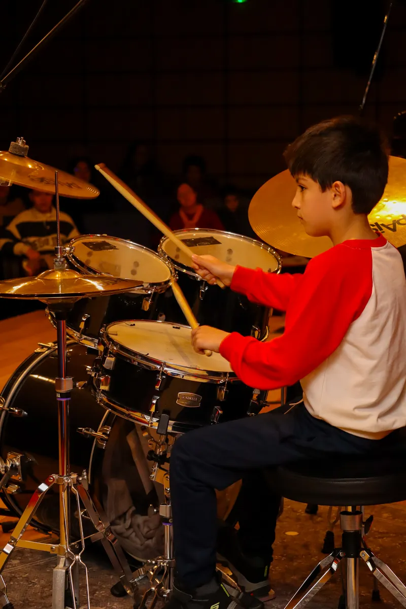 Jovem baterista em palco no Recital de Natal