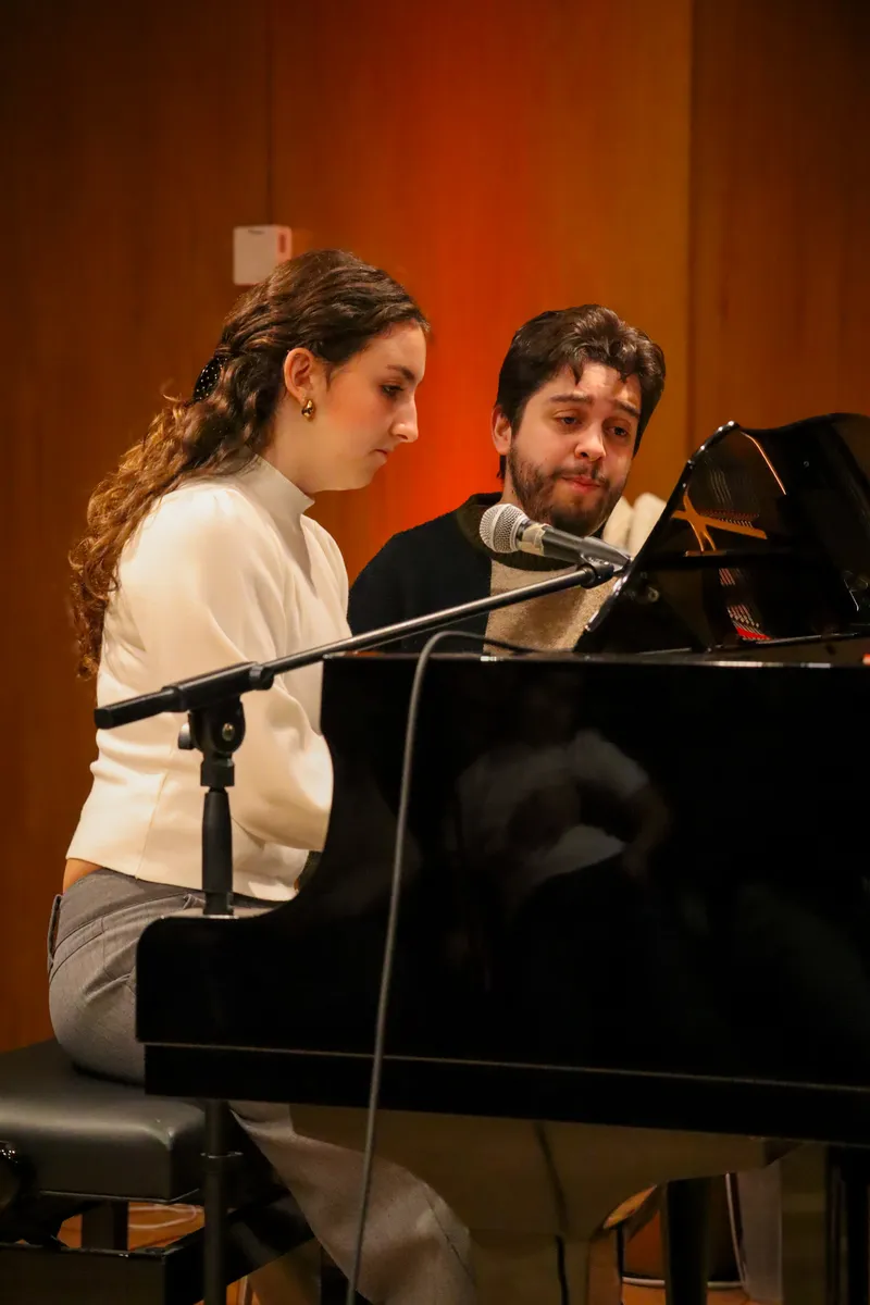 Dois pianistas ao piano de cauda