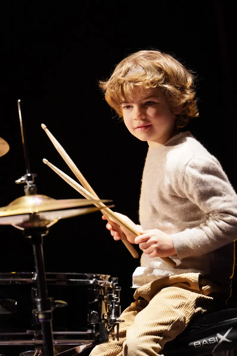 Jovem baterista no Recital de Primavera